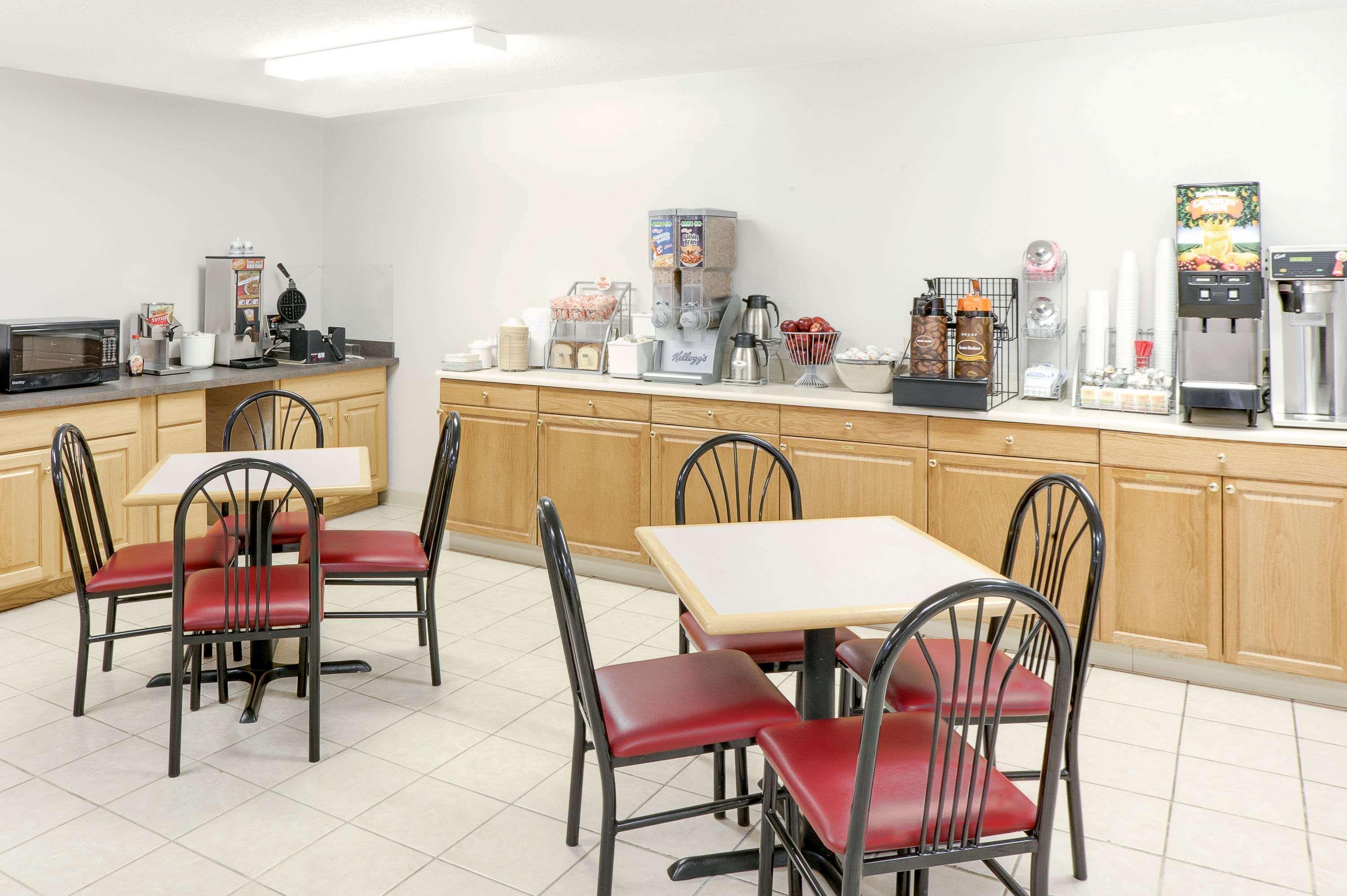 Super 8 By Wyndham Gas City Marion Area Екстериор снимка