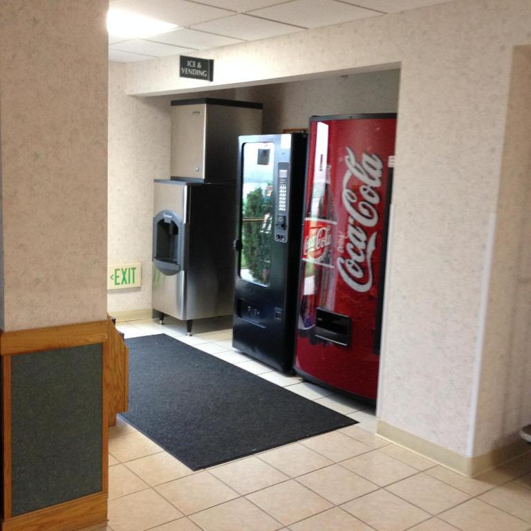 Super 8 By Wyndham Gas City Marion Area Екстериор снимка
